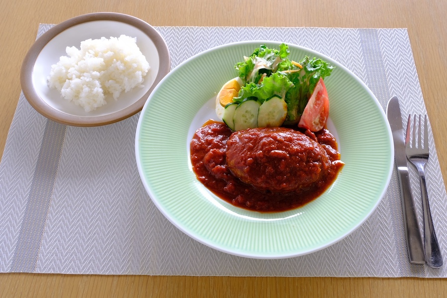 トマト煮込みハンバーグ スープ付き